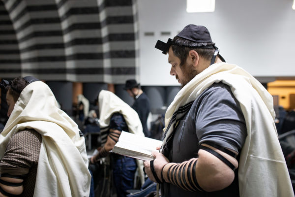 Залман Бухиник в синагоге