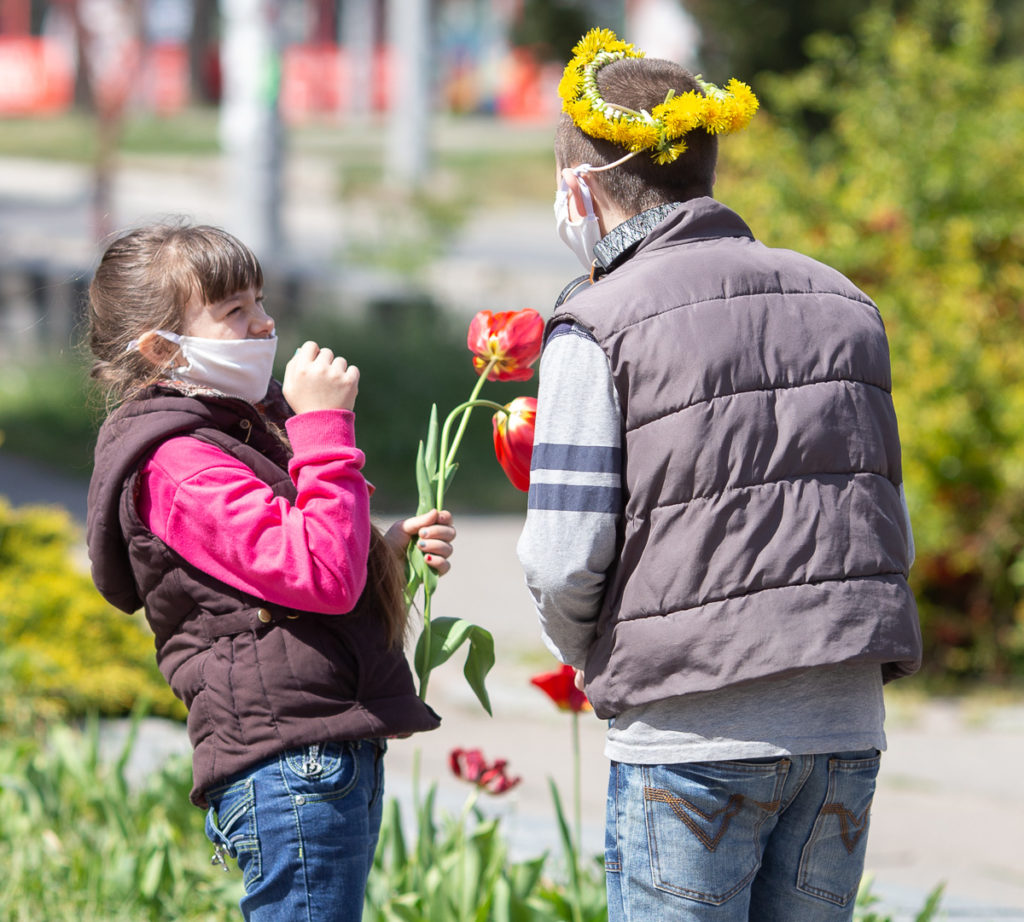 Коронавирус, дети в масках.